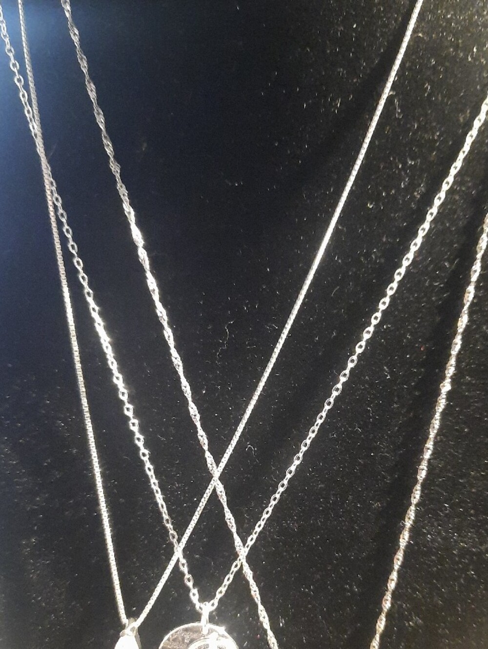 3 Dainty Necklaces. - Picture 5 of 7